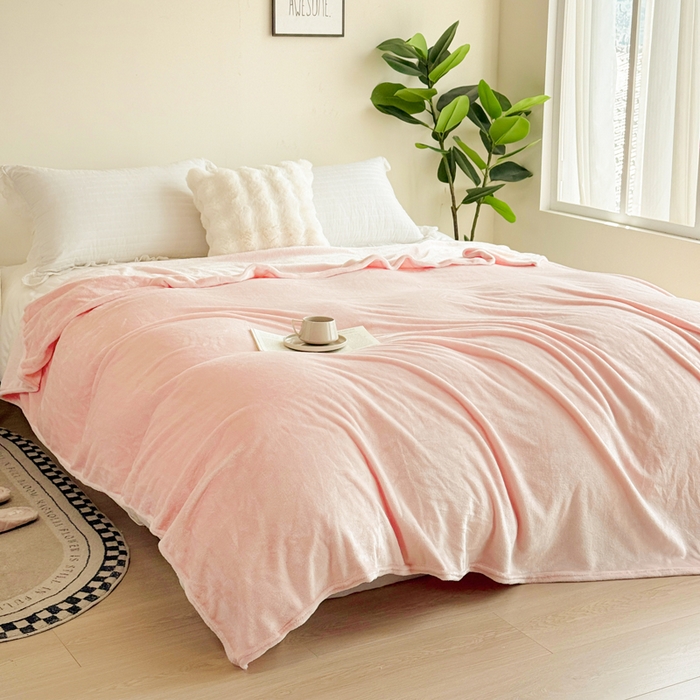 91家纺网 家纺一手货源 找家纺 卡琪曼 2025新款牛奶绒抗菌防螨毛毯毯子系列 蜜桃玉