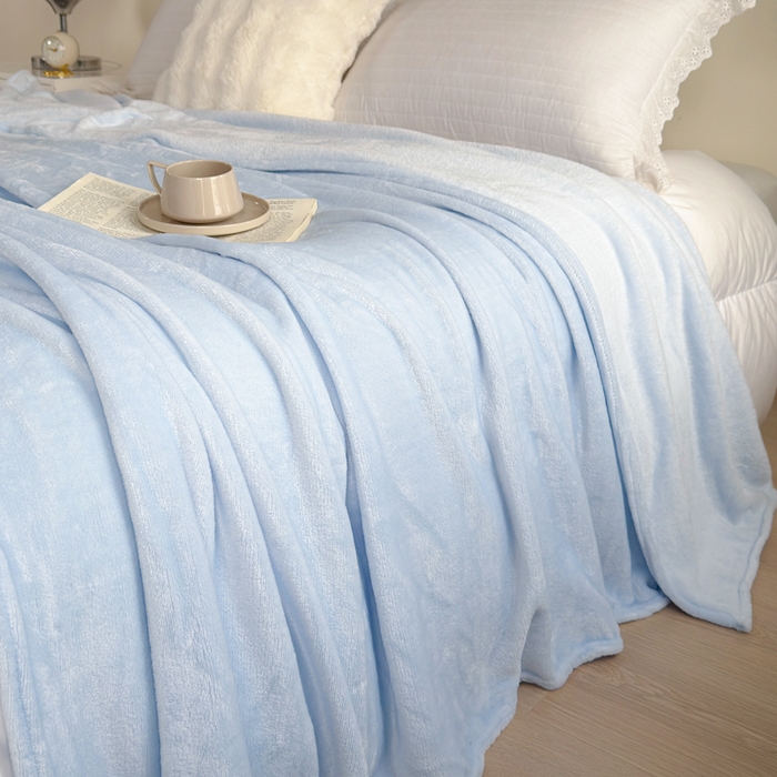 91家纺网 家纺一手货源 找家纺 卡琪曼 2025新款牛奶绒抗菌防螨毛毯毯子系列 冰融兰