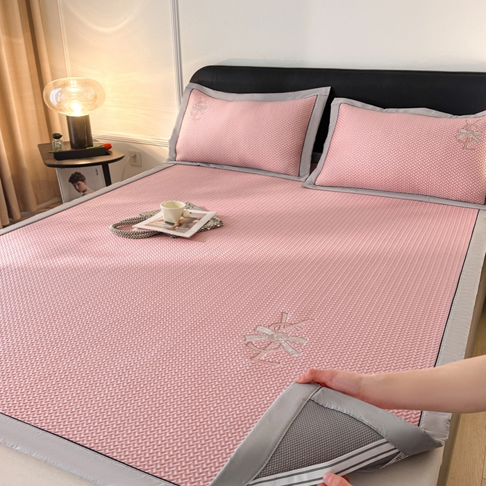 91家纺网 家纺一手货源 找家纺 慕尚家纺 2025新款PE刺绣款minmin&ysl凉感席席子凉席 ysl席 公主粉