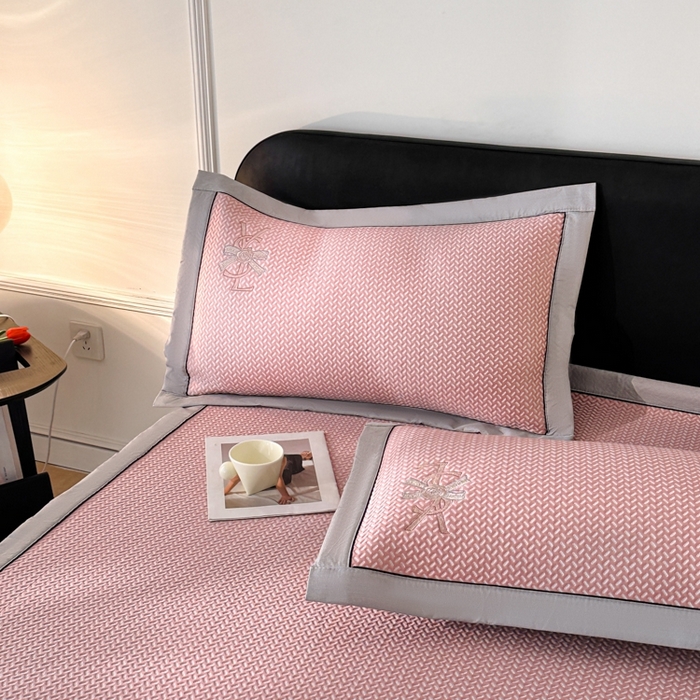 91家纺网 家纺一手货源 找家纺 慕尚家纺 2025新款PE刺绣款minmin&ysl凉感席席子凉席 ysl席 公主粉