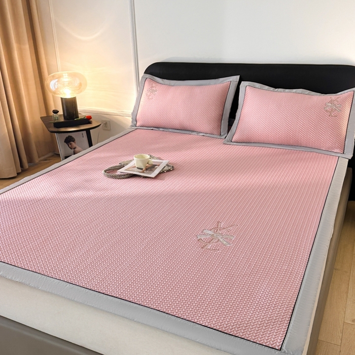 91家纺网 家纺一手货源 找家纺 慕尚家纺 2025新款PE刺绣款minmin&ysl凉感席席子凉席 ysl席 公主粉