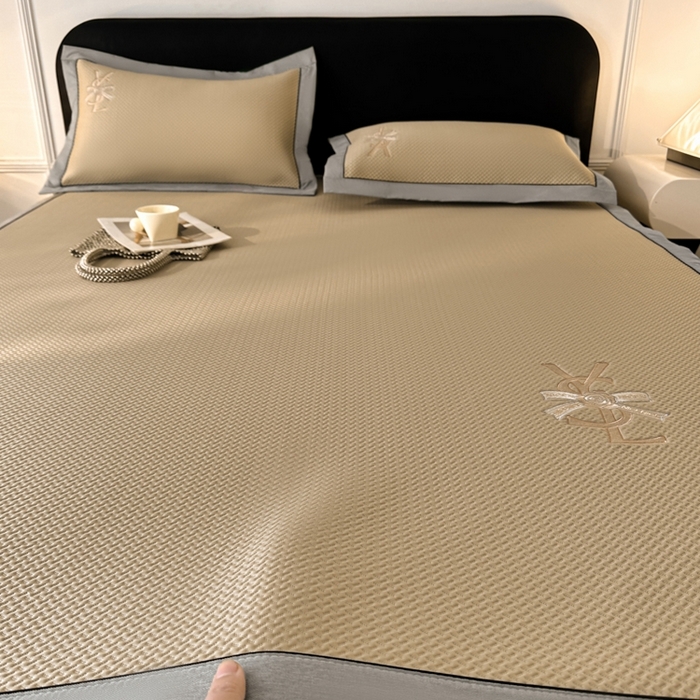 91家纺网 家纺一手货源 找家纺 慕尚家纺 2025新款PE刺绣款minmin&ysl凉感席席子凉席 ysl席 卡其