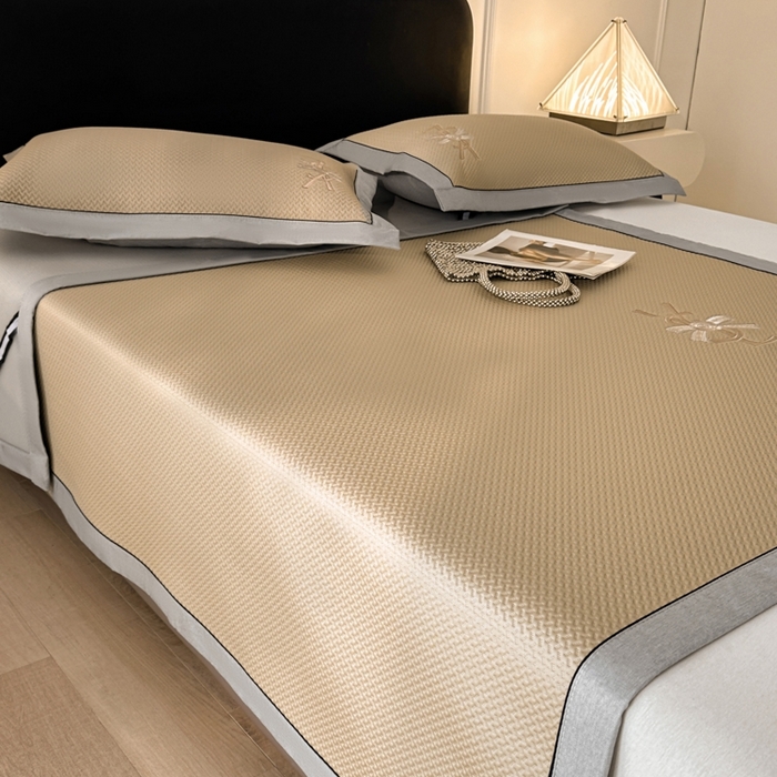 91家纺网 家纺一手货源 找家纺 慕尚家纺 2025新款PE刺绣款minmin&ysl凉感席席子凉席 ysl席 卡其