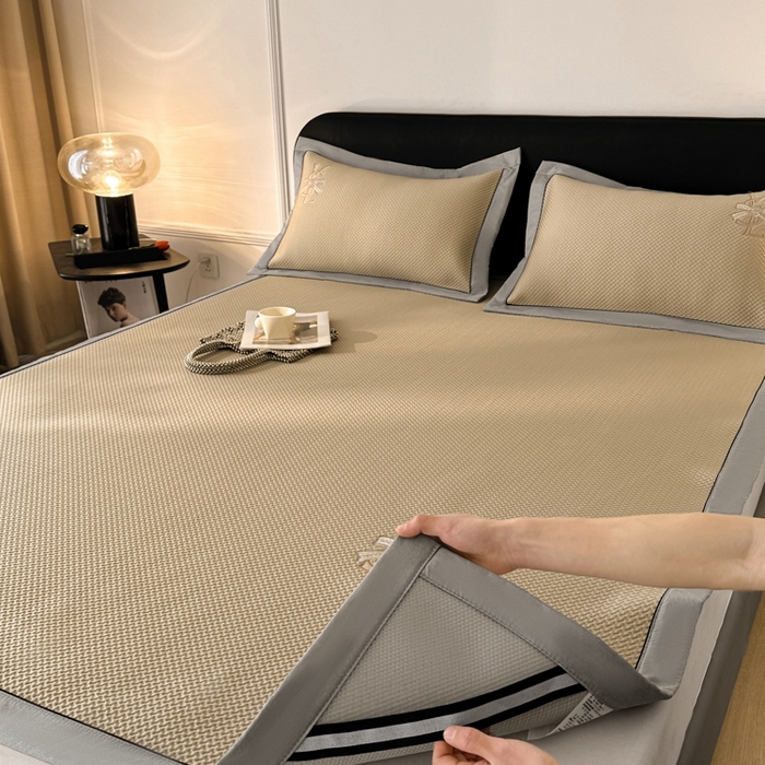 91家纺网 家纺一手货源 找家纺 慕尚家纺 2025新款PE刺绣款minmin&ysl凉感席席子凉席 ysl席 卡其