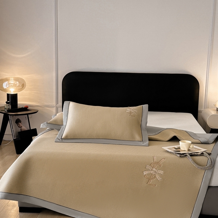 91家纺网 家纺一手货源 找家纺 慕尚家纺 2025新款PE刺绣款minmin&ysl凉感席席子凉席 ysl席 卡其