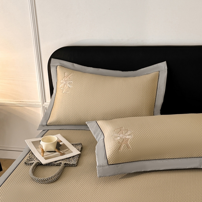 91家纺网 家纺一手货源 找家纺 慕尚家纺 2025新款PE刺绣款minmin&ysl凉感席席子凉席 ysl席 卡其