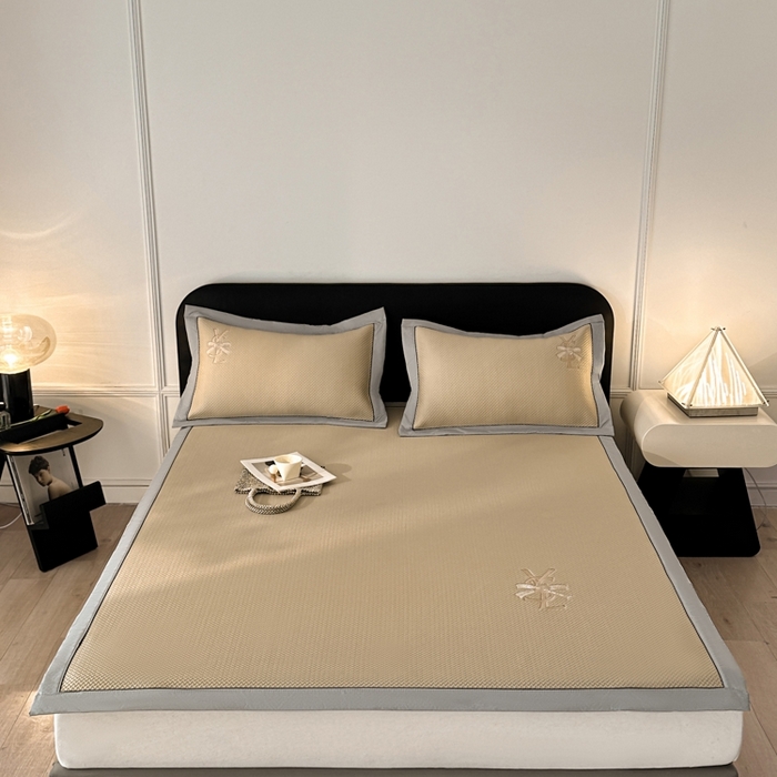 91家纺网 家纺一手货源 找家纺 慕尚家纺 2025新款PE刺绣款minmin&ysl凉感席席子凉席 ysl席 卡其