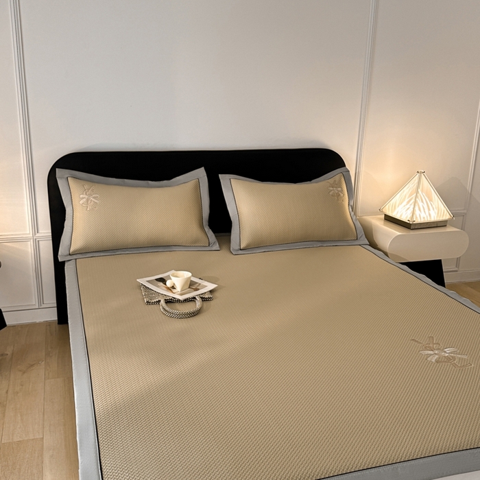 91家纺网 家纺一手货源 找家纺 慕尚家纺 2025新款PE刺绣款minmin&ysl凉感席席子凉席 ysl席 卡其