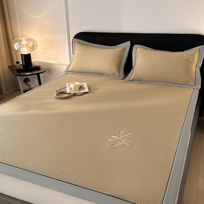 91家纺网 家纺一手货源 找家纺 慕尚家纺 2025新款PE刺绣款minmin&ysl凉感席席子凉席 ysl席 卡其