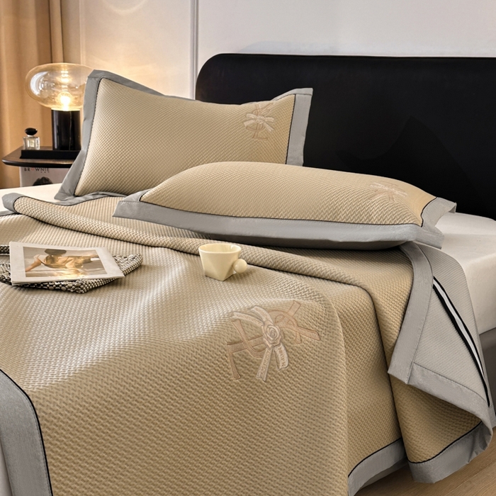 91家纺网 家纺一手货源 找家纺 慕尚家纺 2025新款PE刺绣款minmin&ysl凉感席席子凉席 ysl席 卡其