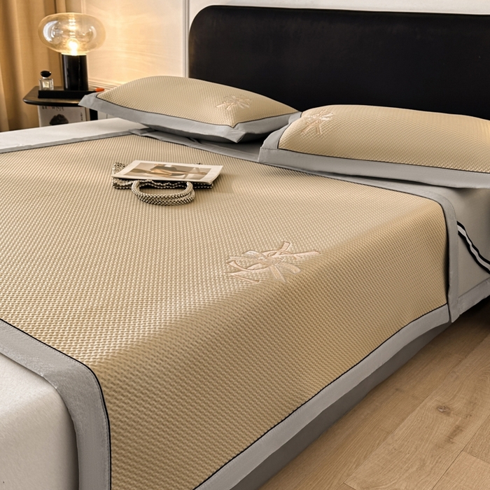 91家纺网 家纺一手货源 找家纺 慕尚家纺 2025新款PE刺绣款minmin&ysl凉感席席子凉席 ysl席 卡其