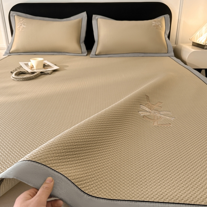 91家纺网 家纺一手货源 找家纺 慕尚家纺 2025新款PE刺绣款minmin&ysl凉感席席子凉席 ysl席 卡其