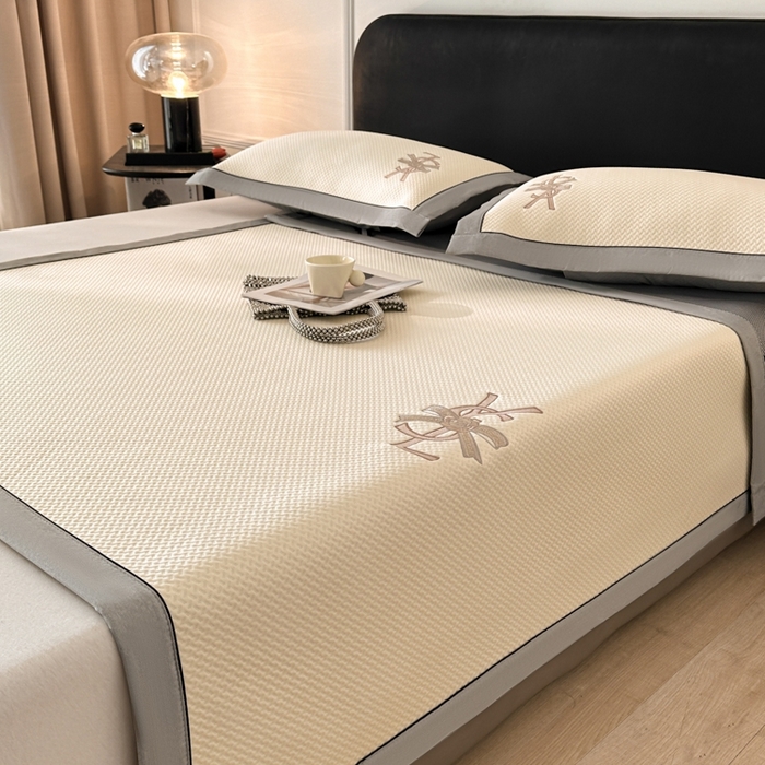 91家纺网 家纺一手货源 找家纺 慕尚家纺 2025新款PE刺绣款minmin&ysl凉感席席子凉席 ysl席 米白