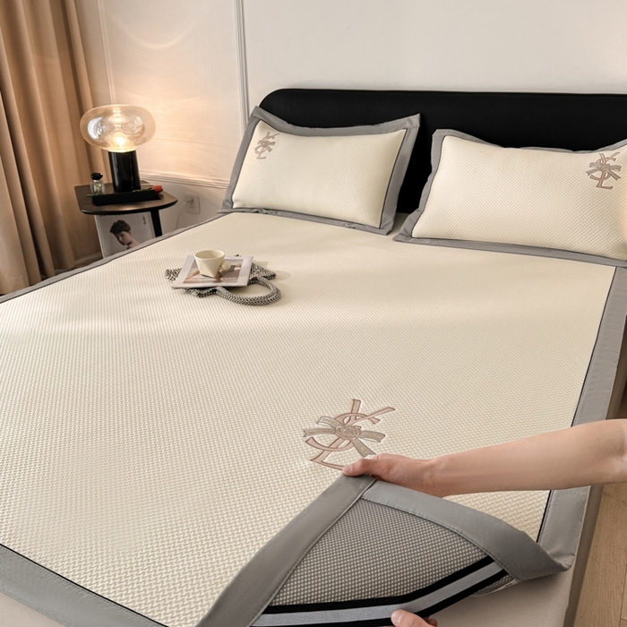 91家纺网 家纺一手货源 找家纺 慕尚家纺 2025新款PE刺绣款minmin&ysl凉感席席子凉席 ysl席 米白