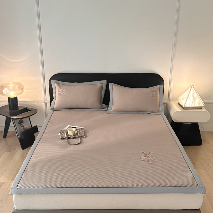 91家纺网 家纺一手货源 找家纺 慕尚家纺 2025新款PE刺绣款minmin&ysl凉感席席子凉席 ysl席 浅咖