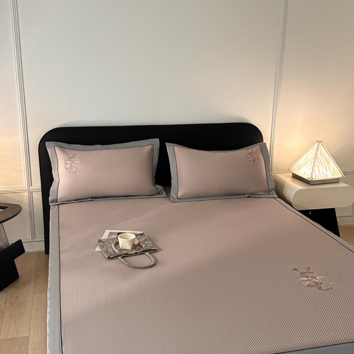 91家纺网 家纺一手货源 找家纺 慕尚家纺 2025新款PE刺绣款minmin&ysl凉感席席子凉席 ysl席 浅咖