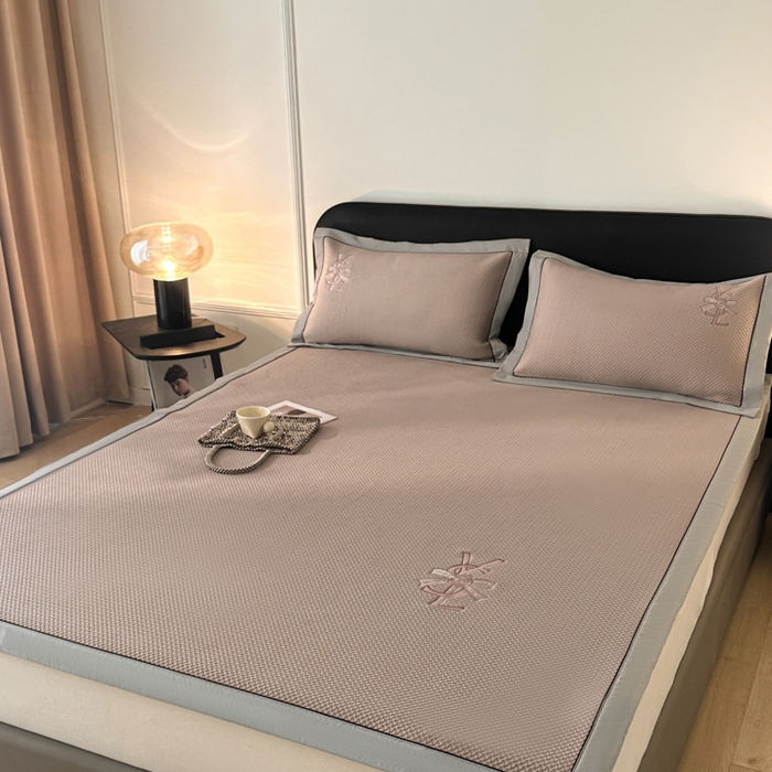 91家纺网 家纺一手货源 找家纺 慕尚家纺 2025新款PE刺绣款minmin&ysl凉感席席子凉席 ysl席 浅咖