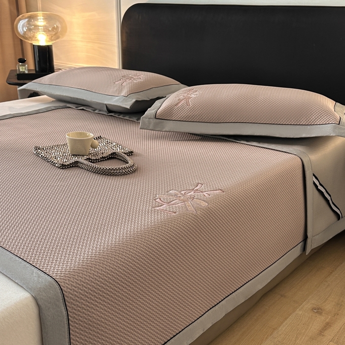 91家纺网 家纺一手货源 找家纺 慕尚家纺 2025新款PE刺绣款minmin&ysl凉感席席子凉席 ysl席 浅咖