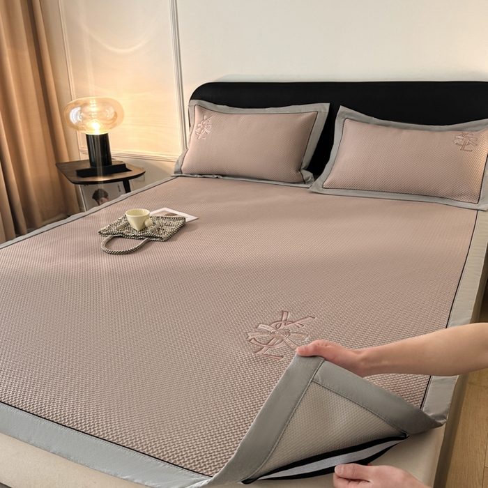 91家纺网 家纺一手货源 找家纺 慕尚家纺 2025新款PE刺绣款minmin&ysl凉感席席子凉席 ysl席 浅咖