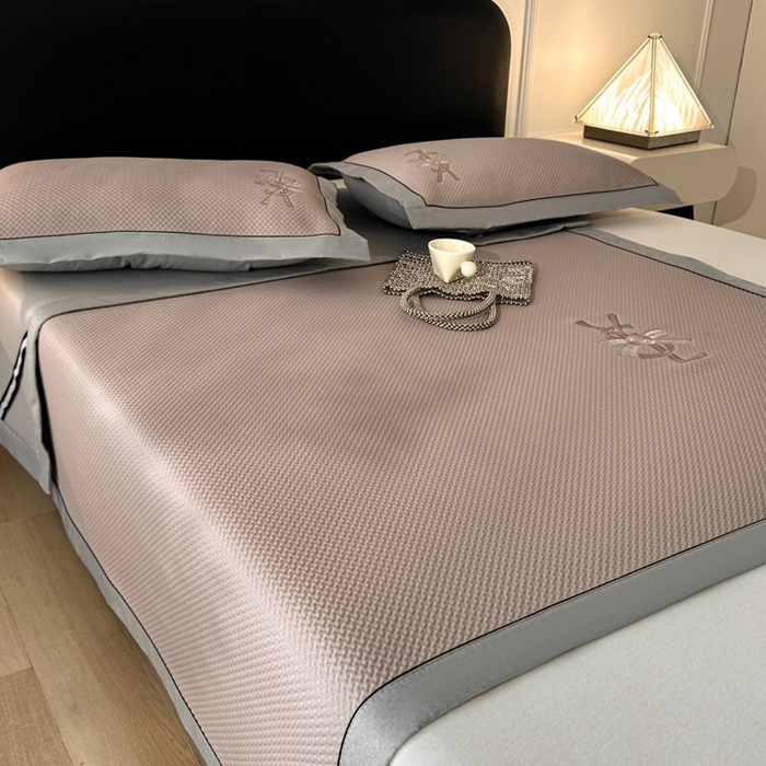 91家纺网 家纺一手货源 找家纺 慕尚家纺 2025新款PE刺绣款minmin&ysl凉感席席子凉席 ysl席 浅咖