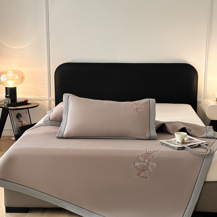 91家纺网 家纺一手货源 找家纺 慕尚家纺 2025新款PE刺绣款minmin&ysl凉感席席子凉席 ysl席 浅咖