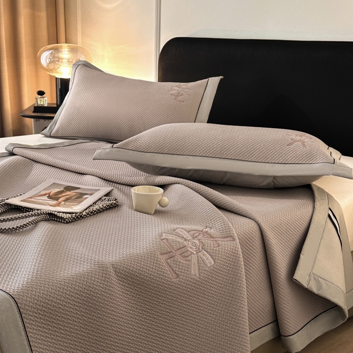 91家纺网 家纺一手货源 找家纺 慕尚家纺 2025新款PE刺绣款minmin&ysl凉感席席子凉席 ysl席 浅咖