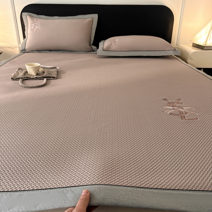 91家纺网 家纺一手货源 找家纺 慕尚家纺 2025新款PE刺绣款minmin&ysl凉感席席子凉席 ysl席 浅咖