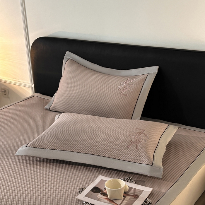 91家纺网 家纺一手货源 找家纺 慕尚家纺 2025新款PE刺绣款minmin&ysl凉感席席子凉席 ysl席 浅咖