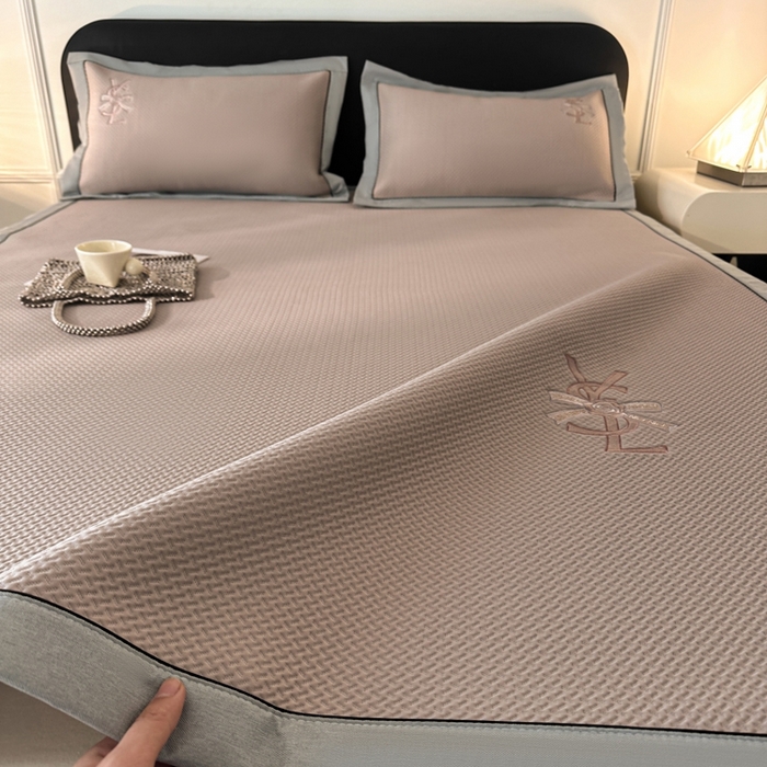 91家纺网 家纺一手货源 找家纺 慕尚家纺 2025新款PE刺绣款minmin&ysl凉感席席子凉席 ysl席 浅咖