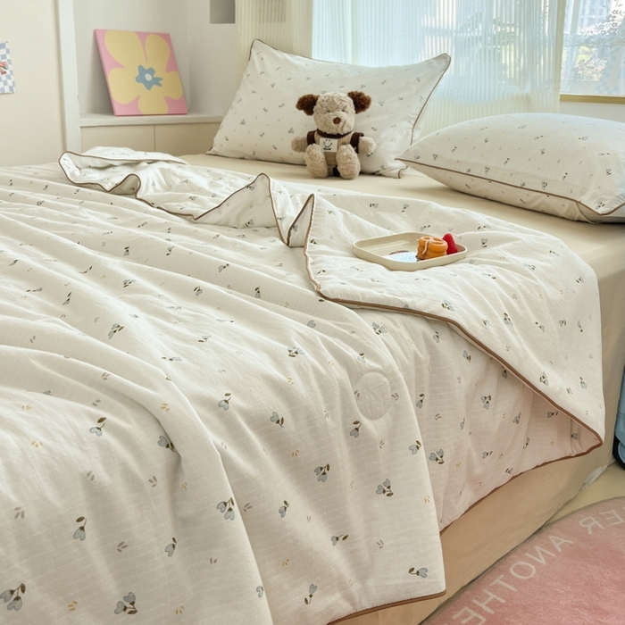 91家纺网 家纺一手货源 找家纺 慕尚家纺 2025新款全棉纯棉双层纱夏被夏凉被空调被四件套 花坊米白