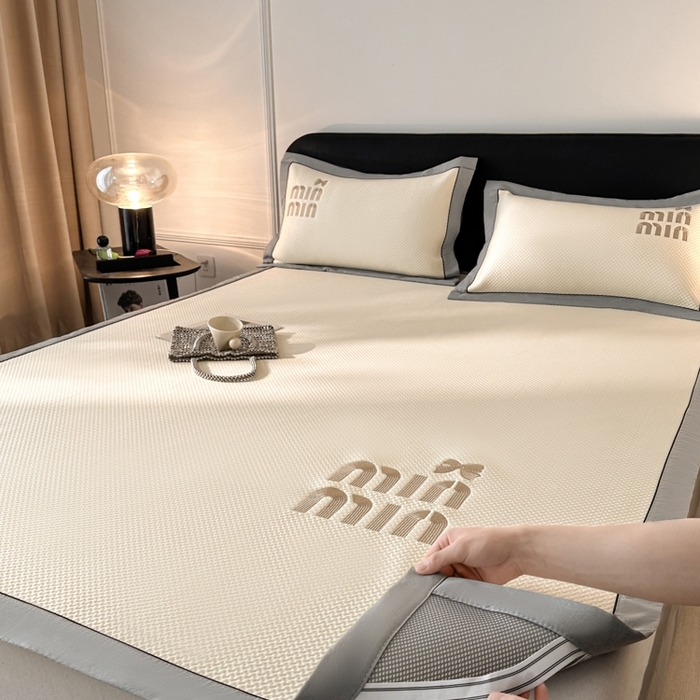 91家纺网 家纺一手货源 找家纺 慕尚家纺 2025新款PE刺绣款minmin&ysl凉感席席子凉席 缪席  米白