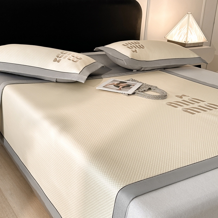 91家纺网 家纺一手货源 找家纺 慕尚家纺 2025新款PE刺绣款minmin&ysl凉感席席子凉席 缪席  米白