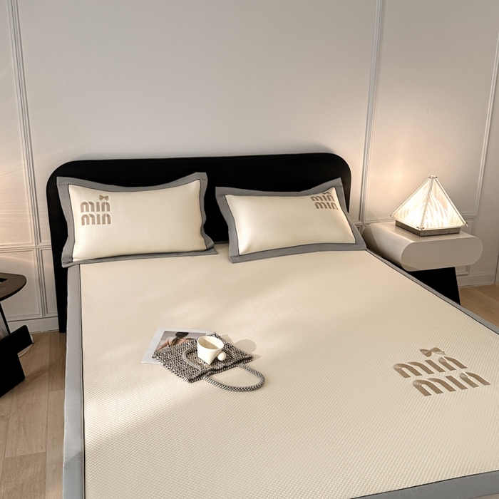 91家纺网 家纺一手货源 找家纺 慕尚家纺 2025新款PE刺绣款minmin&ysl凉感席席子凉席 缪席  米白