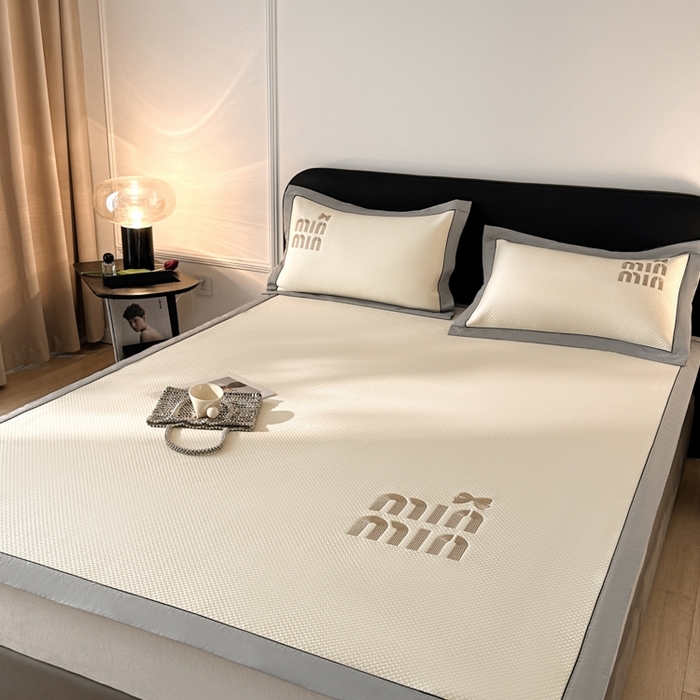 91家纺网 家纺一手货源 找家纺 慕尚家纺 2025新款PE刺绣款minmin&ysl凉感席席子凉席 缪席  米白