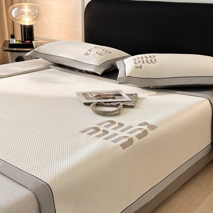 91家纺网 家纺一手货源 找家纺 慕尚家纺 2025新款PE刺绣款minmin&ysl凉感席席子凉席 缪席  米白