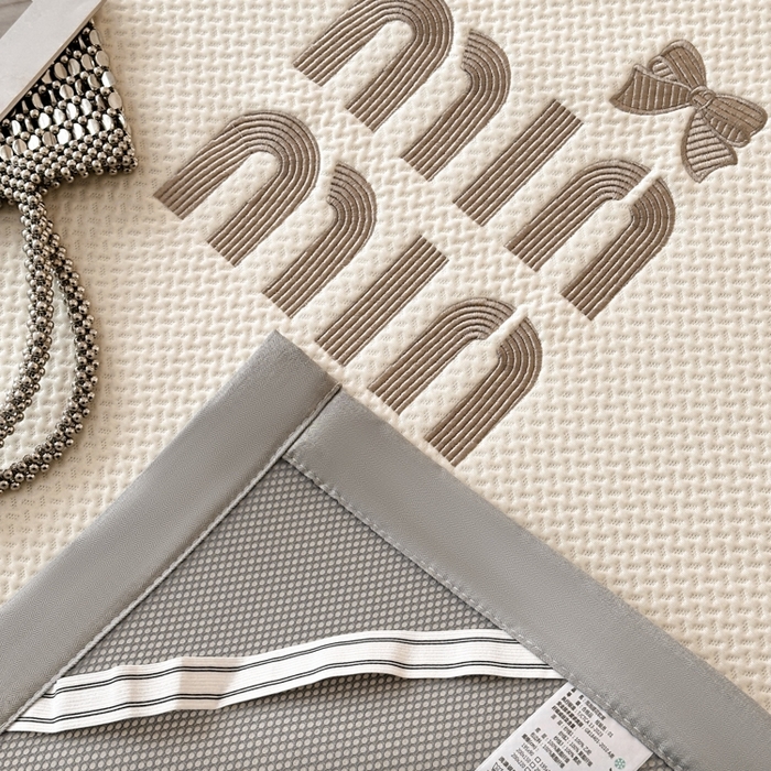 91家纺网 家纺一手货源 找家纺 慕尚家纺 2025新款PE刺绣款minmin&ysl凉感席席子凉席 缪席  米白