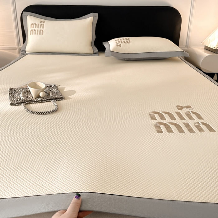 91家纺网 家纺一手货源 找家纺 慕尚家纺 2025新款PE刺绣款minmin&ysl凉感席席子凉席 缪席  米白