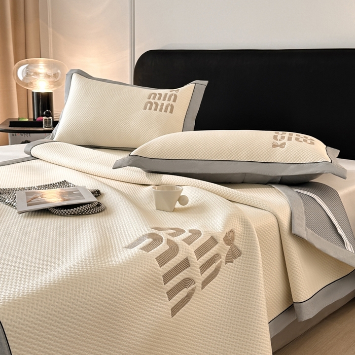 91家纺网 家纺一手货源 找家纺 慕尚家纺 2025新款PE刺绣款minmin&ysl凉感席席子凉席 缪席  米白