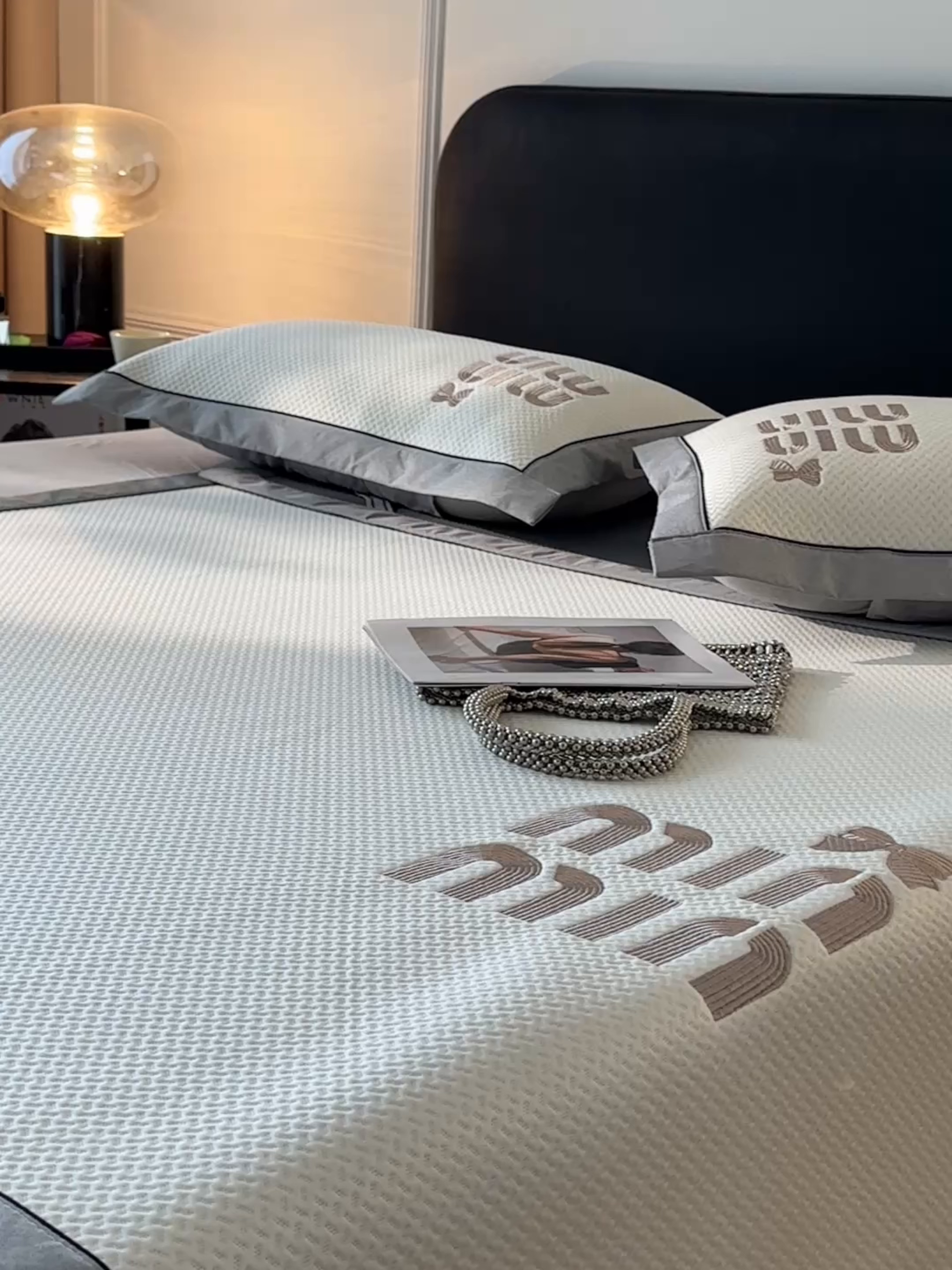 91家纺网 家纺一手货源 找家纺 慕尚家纺 2025新款PE刺绣款minmin&ysl凉感席席子凉席 缪席  米白