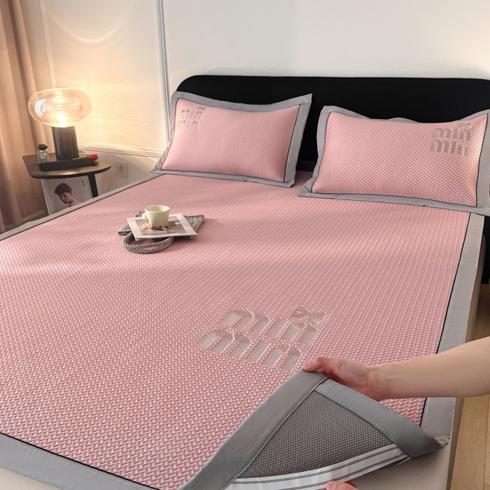 91家纺网 家纺一手货源 找家纺 慕尚家纺 2025新款PE刺绣款minmin&ysl凉感席席子凉席 缪席 公主粉