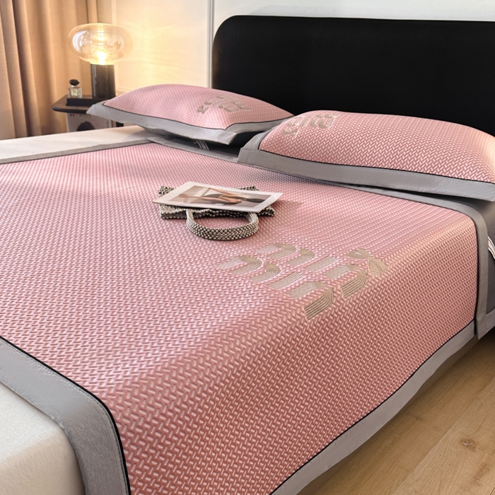 91家纺网 家纺一手货源 找家纺 慕尚家纺 2025新款PE刺绣款minmin&ysl凉感席席子凉席 缪席 公主粉