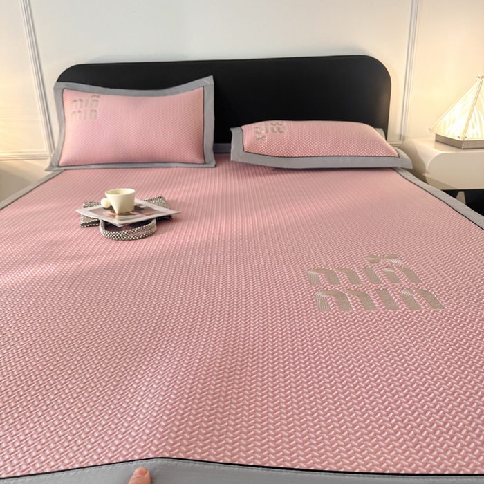 91家纺网 家纺一手货源 找家纺 慕尚家纺 2025新款PE刺绣款minmin&ysl凉感席席子凉席 缪席 公主粉