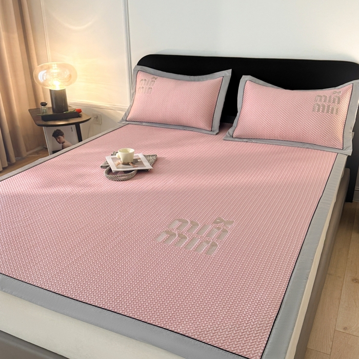 91家纺网 家纺一手货源 找家纺 慕尚家纺 2025新款PE刺绣款minmin&ysl凉感席席子凉席 缪席 公主粉