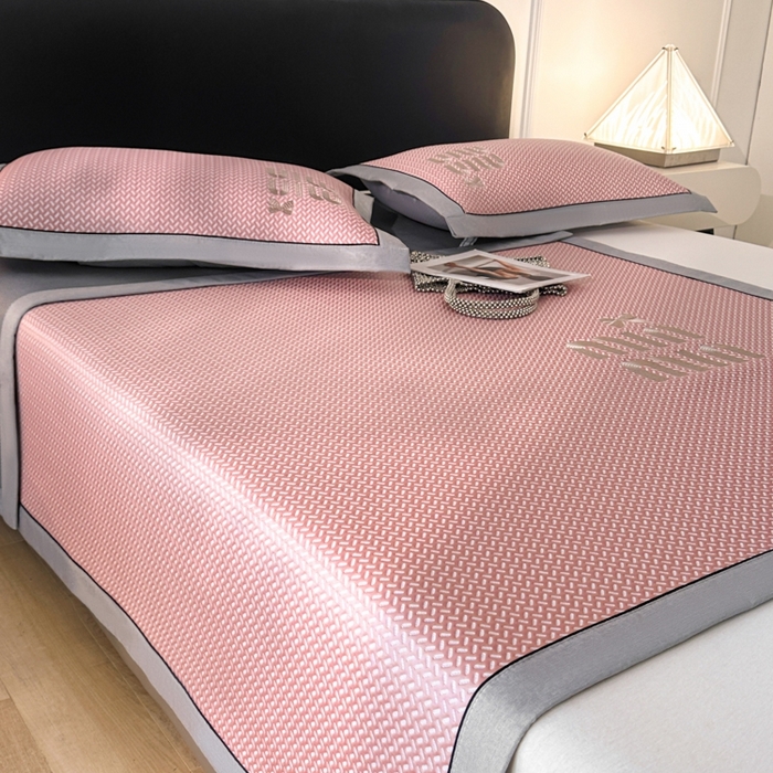 91家纺网 家纺一手货源 找家纺 慕尚家纺 2025新款PE刺绣款minmin&ysl凉感席席子凉席 缪席 公主粉