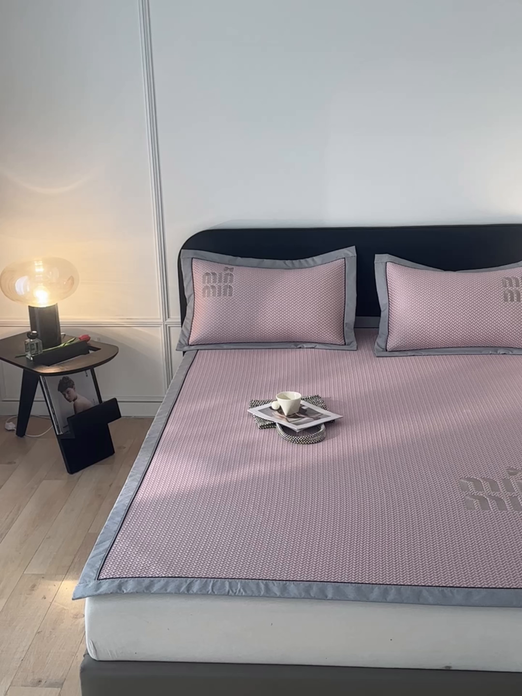 91家纺网 家纺一手货源 找家纺 慕尚家纺 2025新款PE刺绣款minmin&ysl凉感席席子凉席 缪席 公主粉