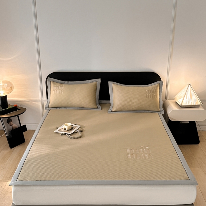 91家纺网 家纺一手货源 找家纺 慕尚家纺 2025新款PE刺绣款minmin&ysl凉感席席子凉席 缪席 卡其