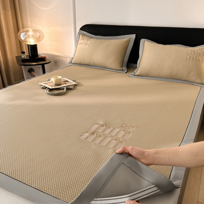 91家纺网 家纺一手货源 找家纺 慕尚家纺 2025新款PE刺绣款minmin&ysl凉感席席子凉席 缪席 卡其