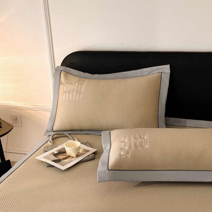 91家纺网 家纺一手货源 找家纺 慕尚家纺 2025新款PE刺绣款minmin&ysl凉感席席子凉席 缪席 卡其