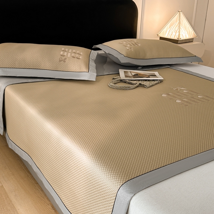 91家纺网 家纺一手货源 找家纺 慕尚家纺 2025新款PE刺绣款minmin&ysl凉感席席子凉席 缪席 卡其