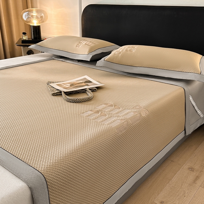 91家纺网 家纺一手货源 找家纺 慕尚家纺 2025新款PE刺绣款minmin&ysl凉感席席子凉席 缪席 卡其